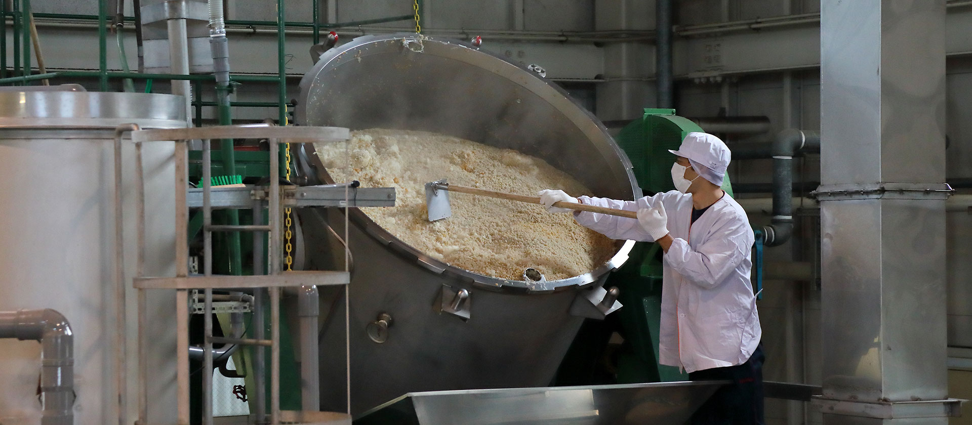 米・大豆・麦を一気に蒸し上げる